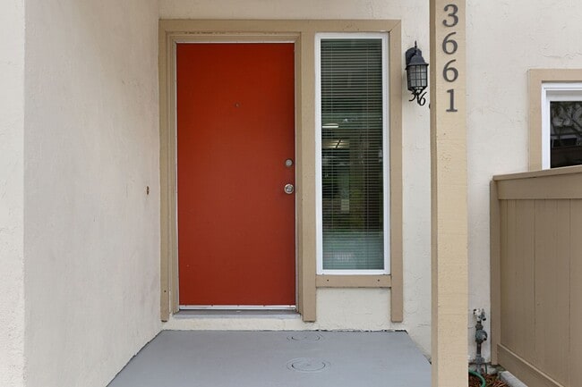 Building Photo - Updated Townhome in El Camino Club Estates!