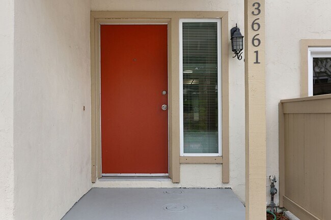 Foto del edificio - Updated Townhome in El Camino Club Estates!