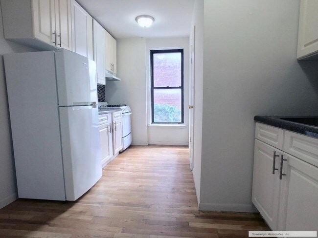 Building Photo - 401 E 68th St