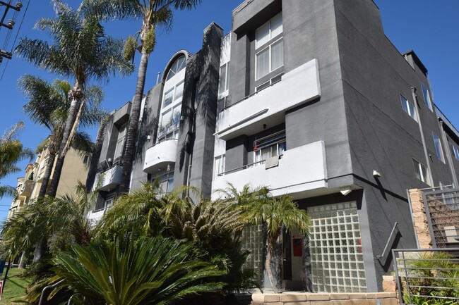 Building Photo - 11315 Moorpark St