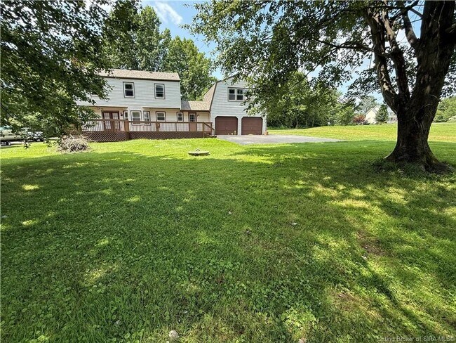 Foto del edificio - Golf course views in Floyds Knobs!