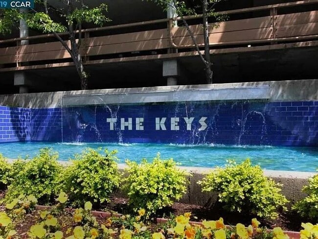 Building Photo - 490 N Civic Dr