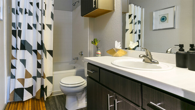 Baño del apartamento con bañera amplia. - Griffis Westminster Center