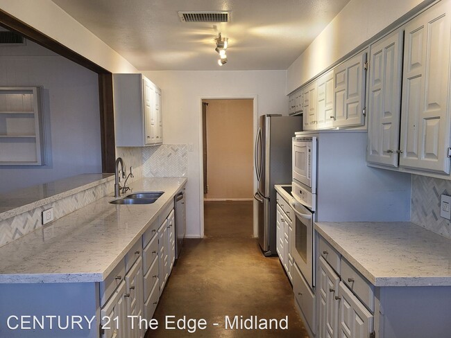 Building Photo - 3 br, 2 bath House - 3320 W Dengar Ave