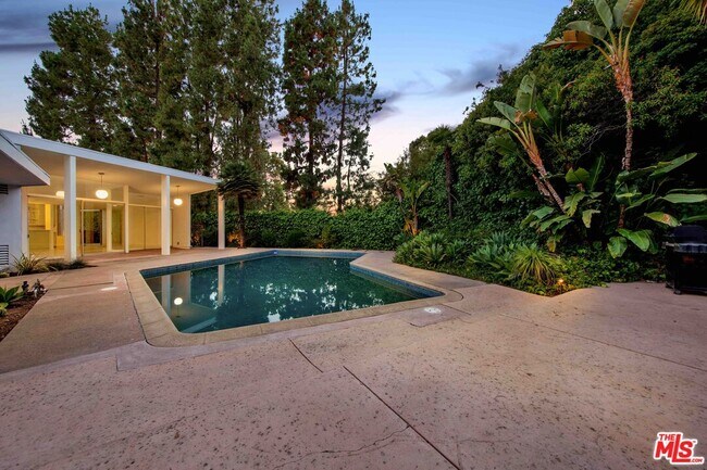 Building Photo - 2335 San Ysidro Dr
