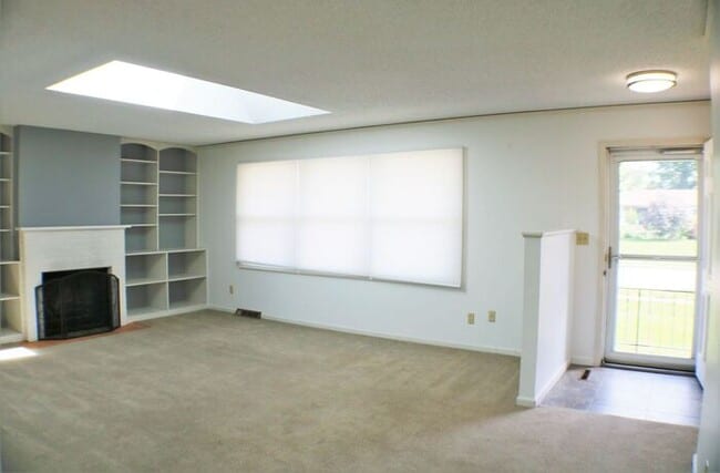 Building Photo - $2,300 | 3 Bedroom, 3 Bathroom House | No ...