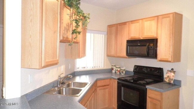 Building Photo - 1015 S Val Vista Dr