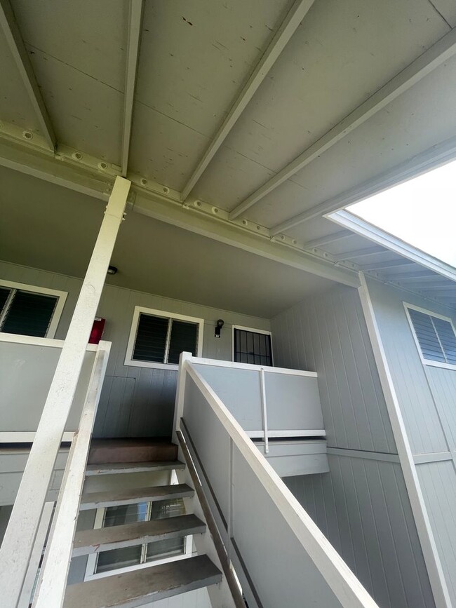 Building Photo - ** 2 BEDROOM 1 BATH WITH PARKING IN WAIAU ...