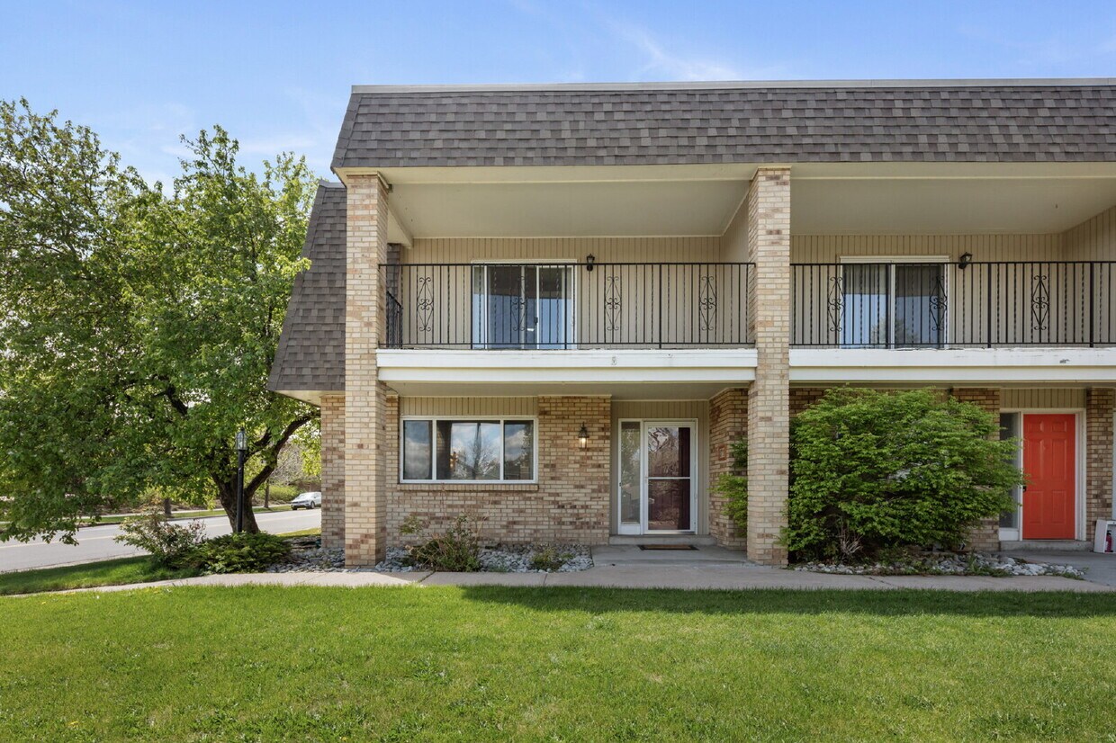 Primary Photo - Southgelnn Townhome - 3 Bedrooms - 3 Bathr...