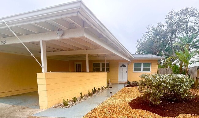 Foto del edificio - Charming 2 bedroom/1 Bathroom Home in Shore Acres