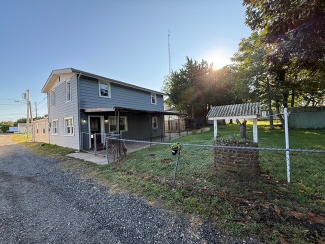 Building Photo - 1323 N Main St