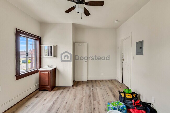Building Photo - 1251 E 59th Pl