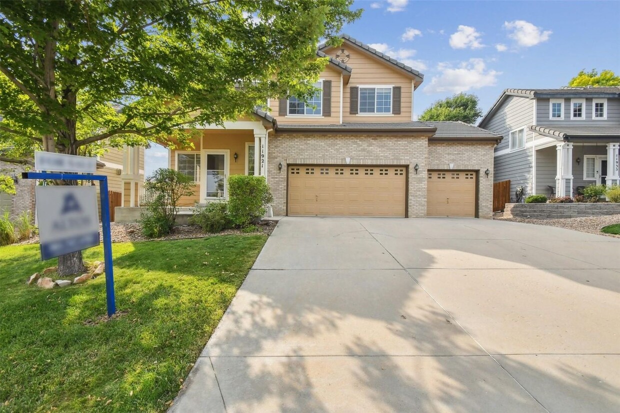 Primary Photo - Like New 4br/2.5ba near I-25 & Lincoln Ave