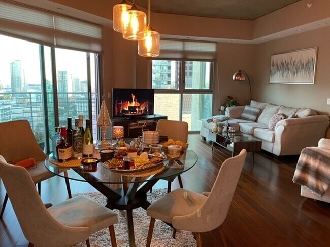 Building Photo - Beautiful Large 2 Bdrm, 2 Ba Condo in Cort...