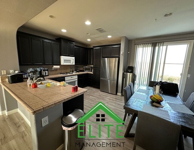 Building Photo - Beautiful 3-Bedroom Home in Desirable Nort...