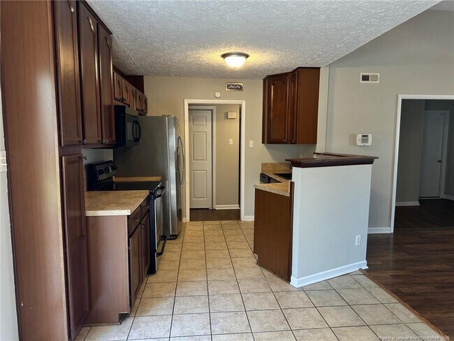 Building Photo - 6915 Skyhawk Dr