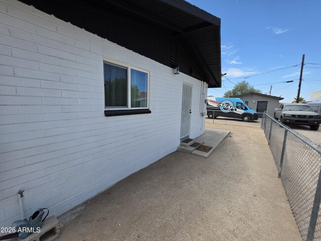 Building Photo - 574 S Park St