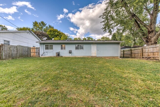 Foto del edificio - 18 Redwood Dr