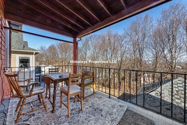 Foto del edificio - Central Mission Hill Location. Steps from ...