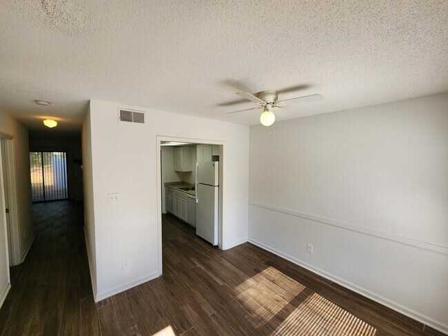 Foto del edificio - 6399 Baker Ct