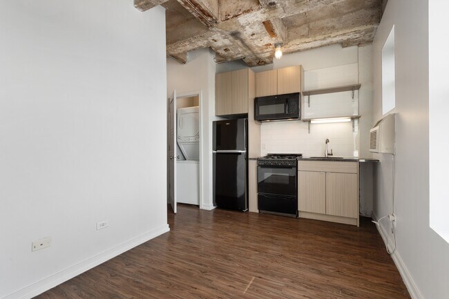 Building Photo - 1325 W Wilson Ave