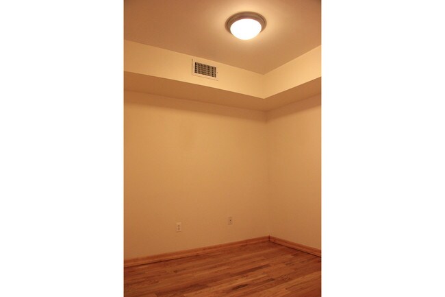 Building Photo - 656 Maple St