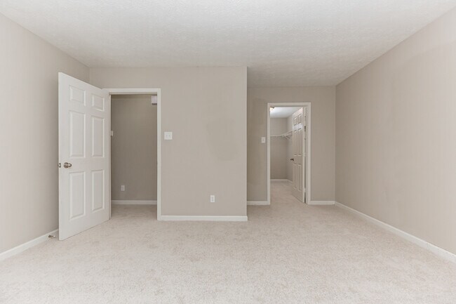 Building Photo - 1529 Versailles Rd