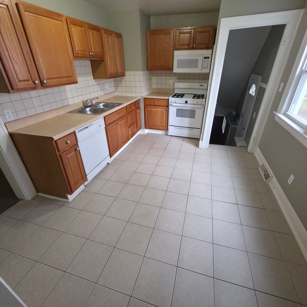 3314 Altamont Rd Cleveland, OH 44118 – photo 2