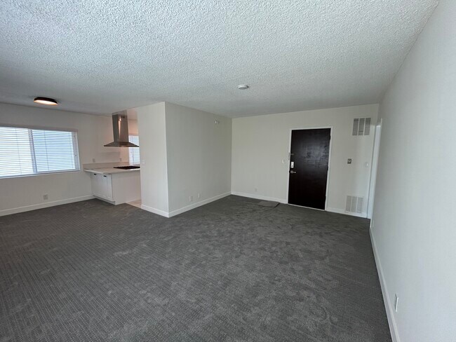 Building Photo - 325 S Doheny Dr