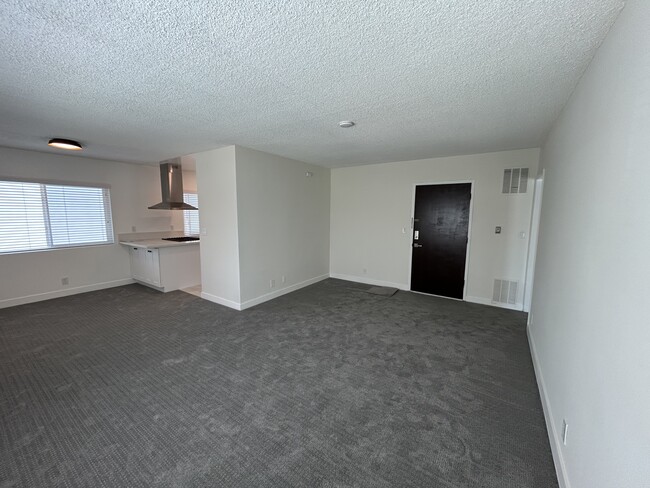 Building Photo - 325 S Doheny Dr