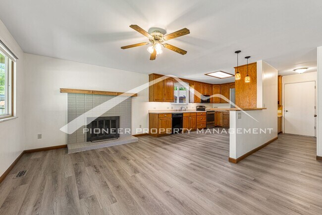 Foto del edificio - Spacious Home with Central AC and Fenced Yard