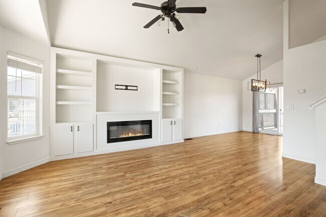 Foto del edificio - Spacious 5-Bedroom Home with Large Yard