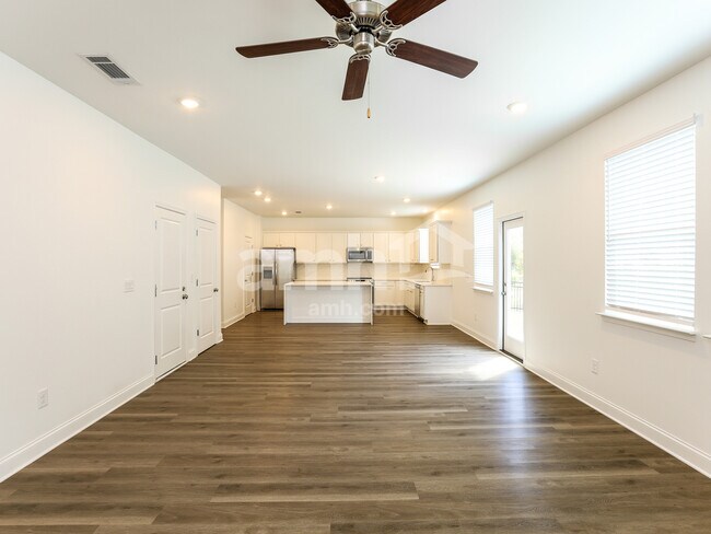 Building Photo - 11 Hickory Ct