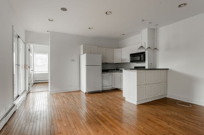 Building Photo - Sheridan Park / Uptown - 2 Bed / 1.5 Bath