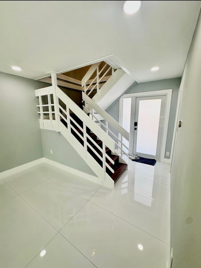 Building Photo - 320 Sunshine Dr