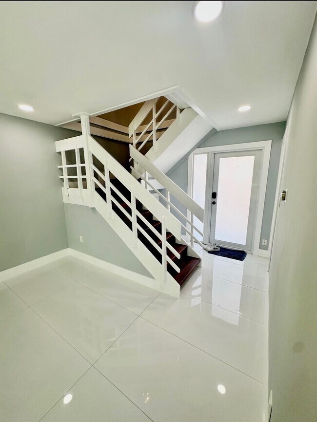 Foto del edificio - 320 Sunshine Dr