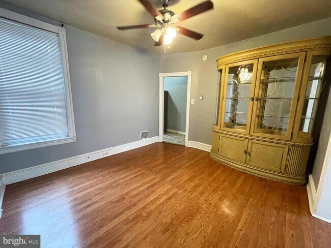 Building Photo - 4144 N Darien St