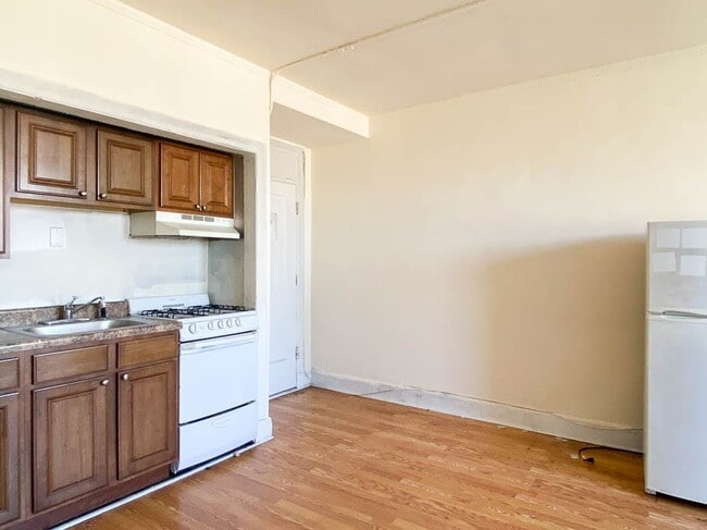Building Photo - 3335 W Diversey Ave