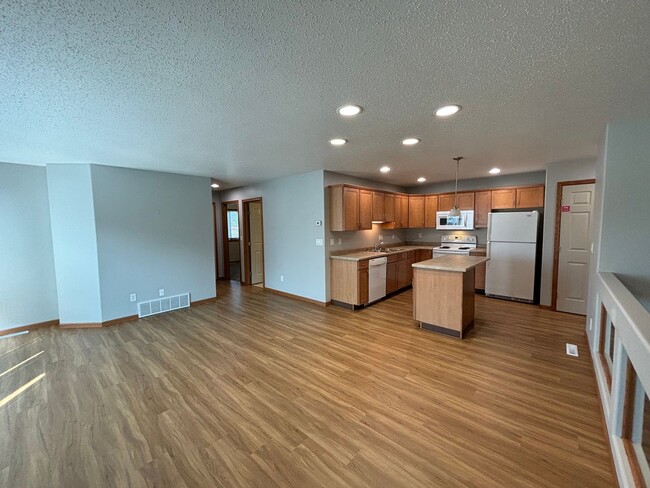 Building Photo - 4 bdrm/3 bath Townhome for Rent