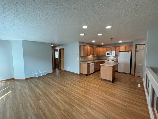 Foto del edificio - MOVE IN TODAY - 4 bdrm/3 bath Townhome for...
