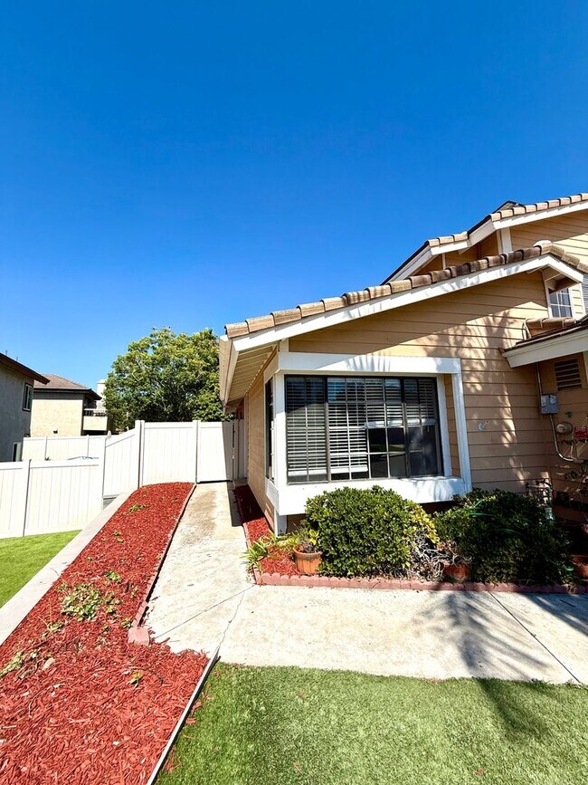 Foto del edificio - Wonderful 4 Bedroom 2-story Townhome in "F...