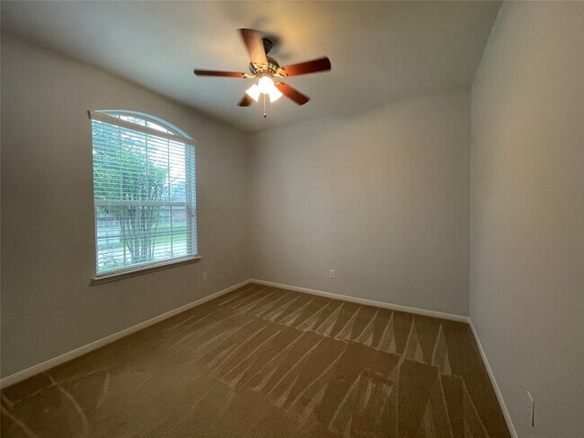 Foto del edificio - 127 Clearmont Pl