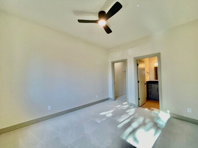 Building Photo - Spacious & Stunningly Remodeled Duplex in ...