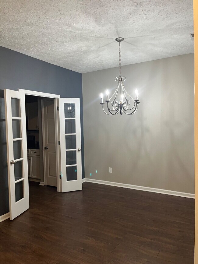 Foto del edificio - "Spacious 3-Bedroom Townhouse Retreat with Fireplace & Hardwood Floors in Antioch!"