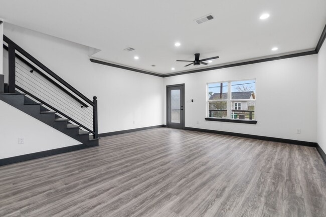 Building Photo - 913 Panama St