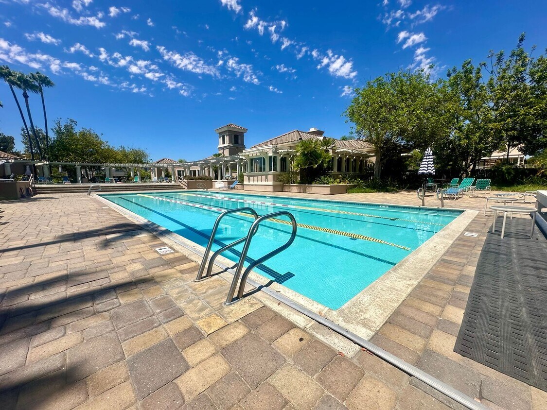Foto principal - Corner Unit Two Story Townhome in the Beau...
