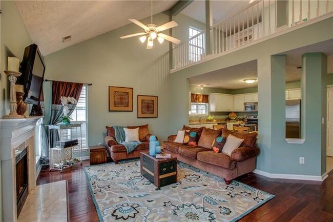 Sala de estar - 8004 Penbrook Dr