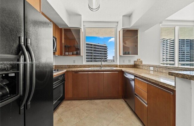Building Photo - 10 Venetian Way