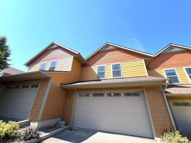 Building Photo - Beautiful 3 Bed 2.5 Bath Town House With A...