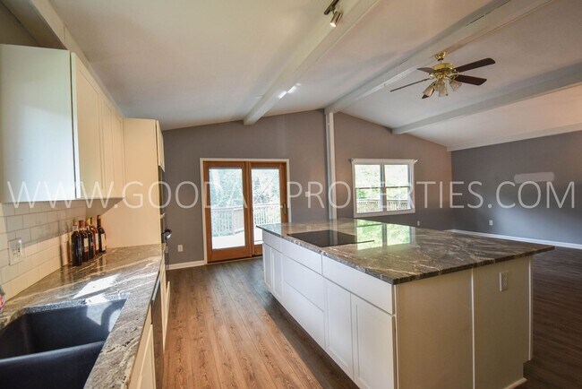 Building Photo - 3 Bedroom 2.5 Bath Newly Remodeled Home in...